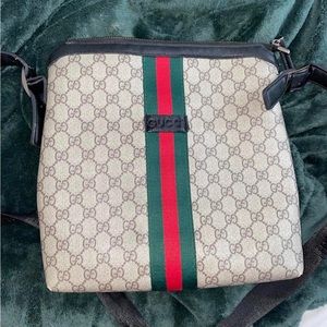 GUCCI CROSSBODY BAG.